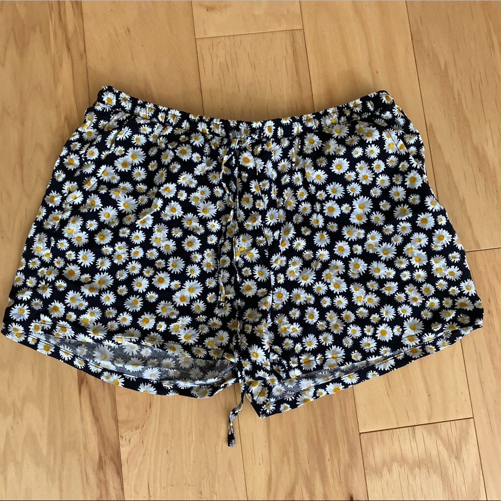 Daisy printed soft shorts